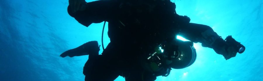 Foto del flyer (buceador técnico a contraluz). Alt: «Buceador técnico con equipo bibotella en el Cabo de Gata – Deep Emotion Diving Center Mojácar»