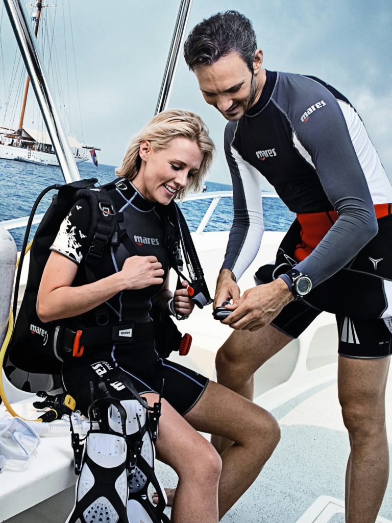 Instructor de buceo con alumnos en Carboneras, Cabo de Gata – Branquias