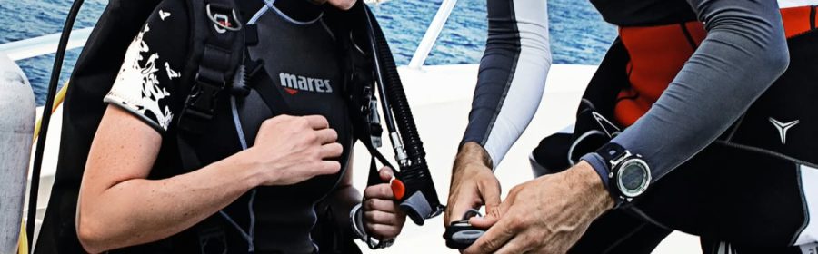 Instructor de buceo con alumnos en Carboneras, Cabo de Gata – Branquias